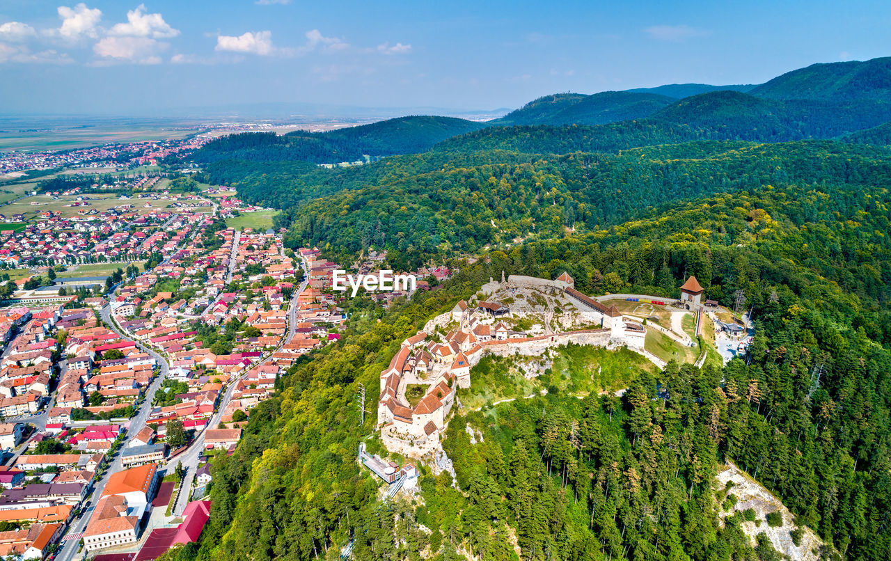 HIGH ANGLE VIEW OF TOWNSCAPE AGAINST MOUNTAIN