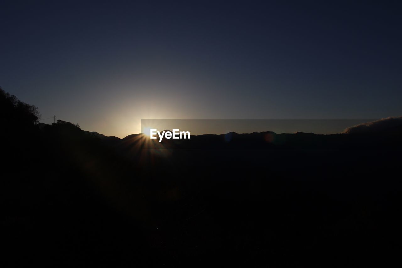 SCENIC VIEW OF SILHOUETTE MOUNTAINS AGAINST CLEAR SKY