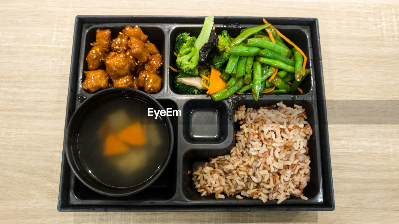 DIRECTLY ABOVE SHOT OF FOOD IN CONTAINER ON TABLE