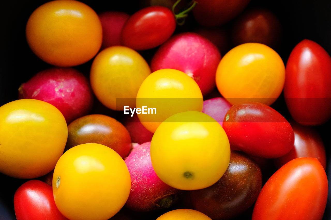 FULL FRAME SHOT OF ORANGES