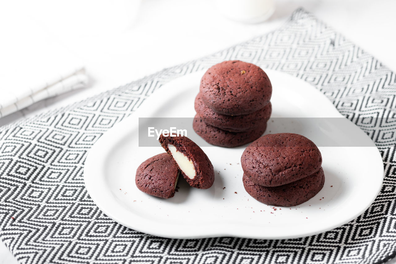 HIGH ANGLE VIEW OF CHOCOLATE CAKE