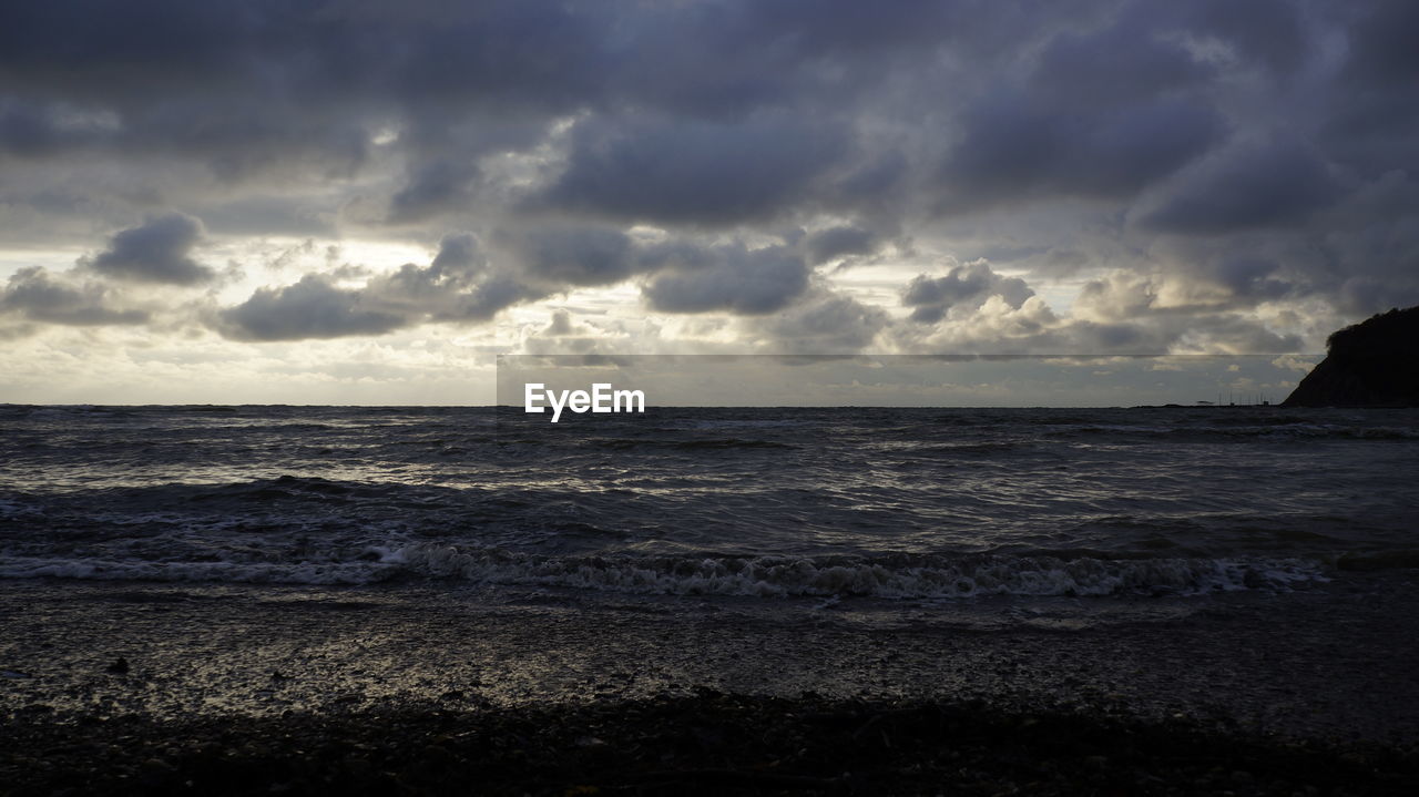 SCENIC VIEW OF SEASCAPE AGAINST CLOUDY SKY