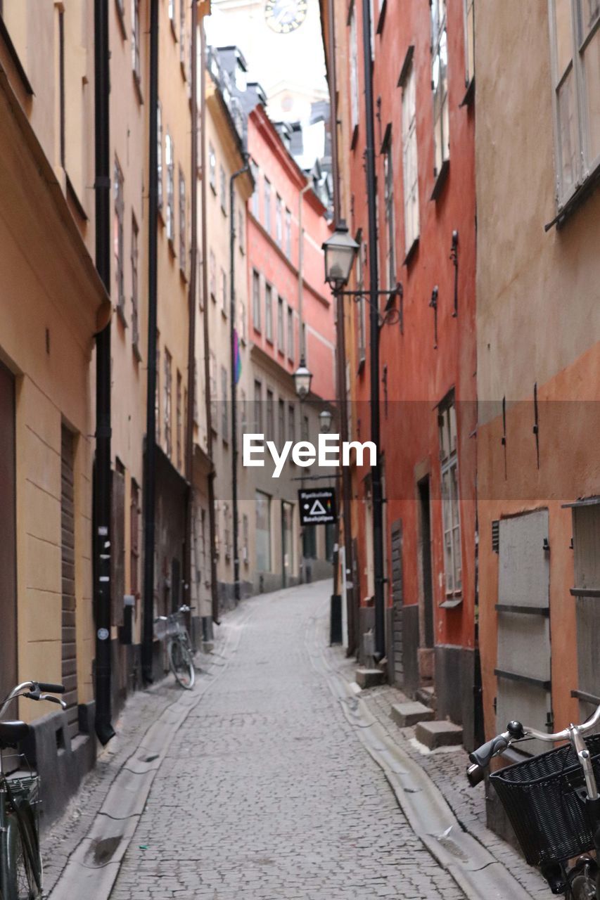 FOOTPATH AMIDST BUILDINGS IN CITY