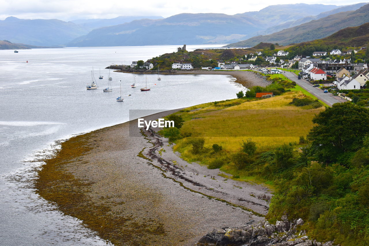 HIGH ANGLE VIEW OF BEACH AGAINST MOUNTAINS