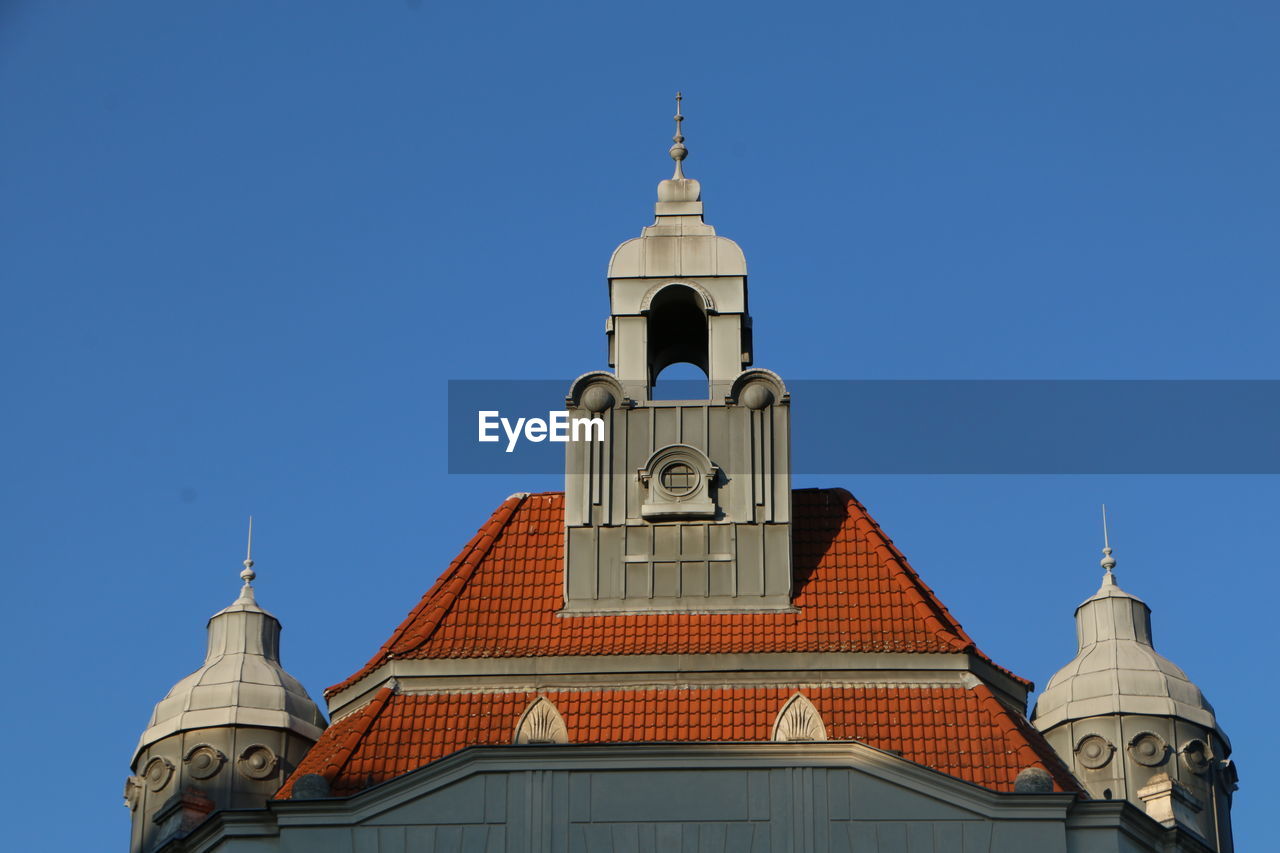 LOW ANGLE VIEW OF CLOCK TOWER AGAINST SKY