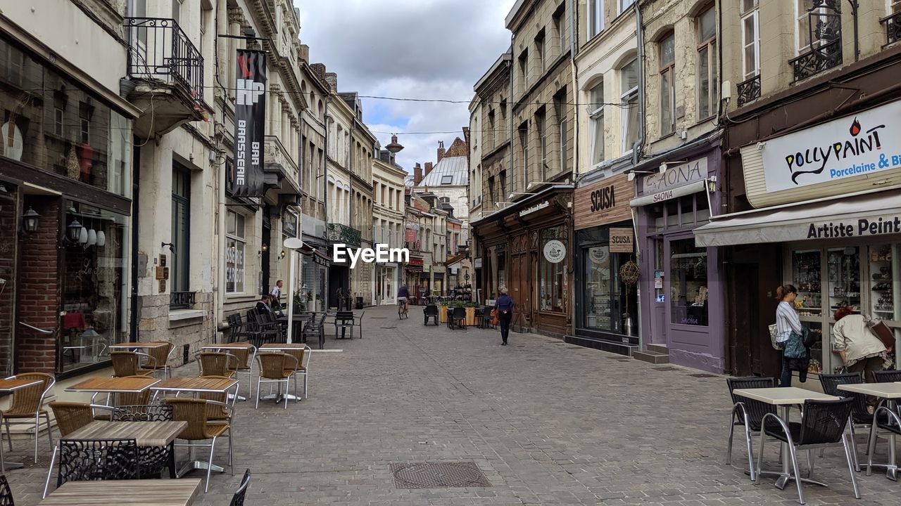 PEOPLE ON STREET BY BUILDINGS IN CITY