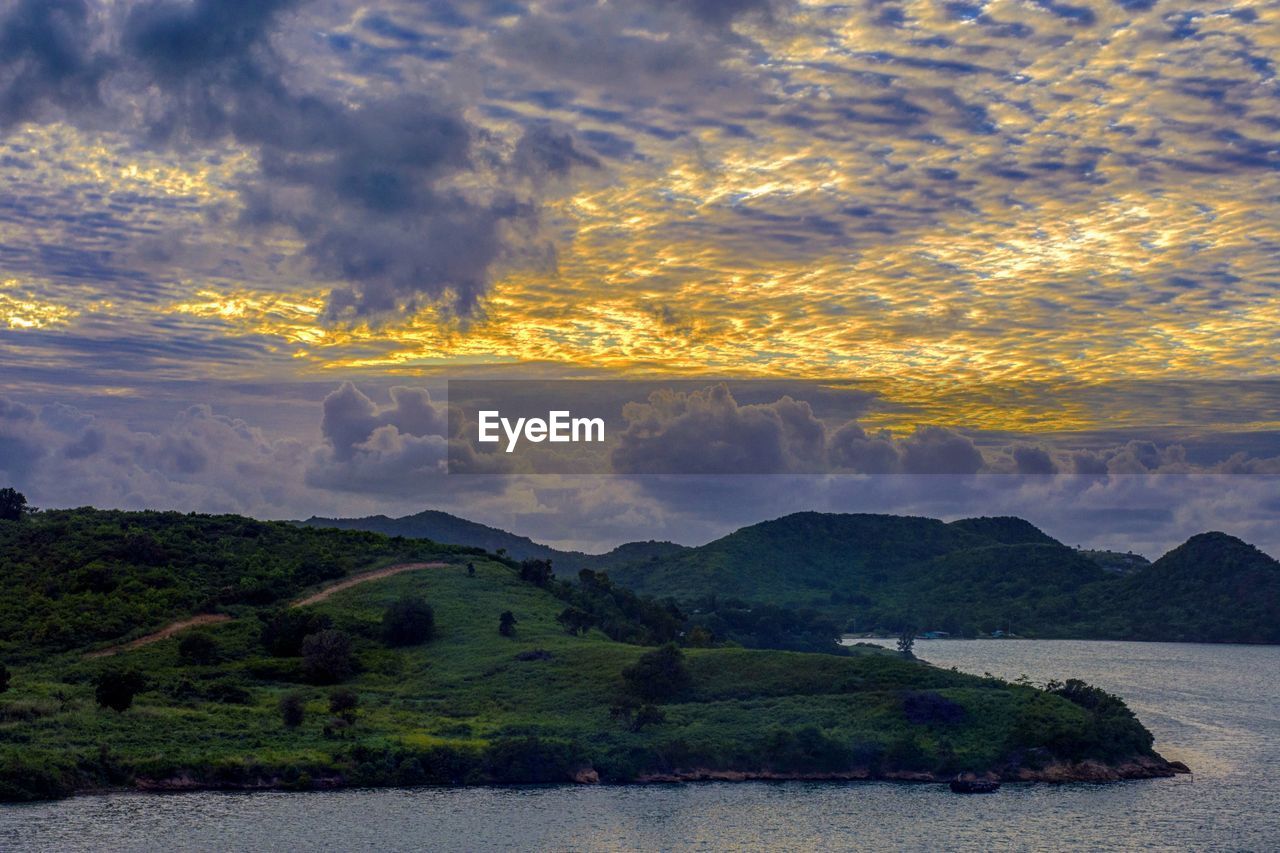 SCENIC VIEW OF LAKE BY MOUNTAINS AGAINST SKY