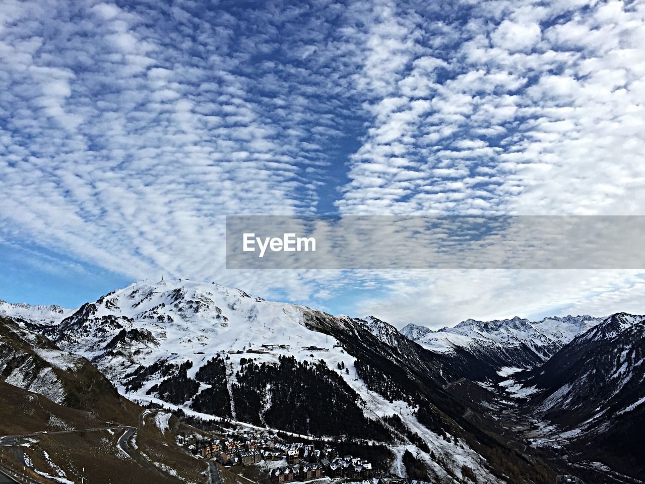 SCENIC VIEW OF SNOW COVERED MOUNTAINS AGAINST SKY