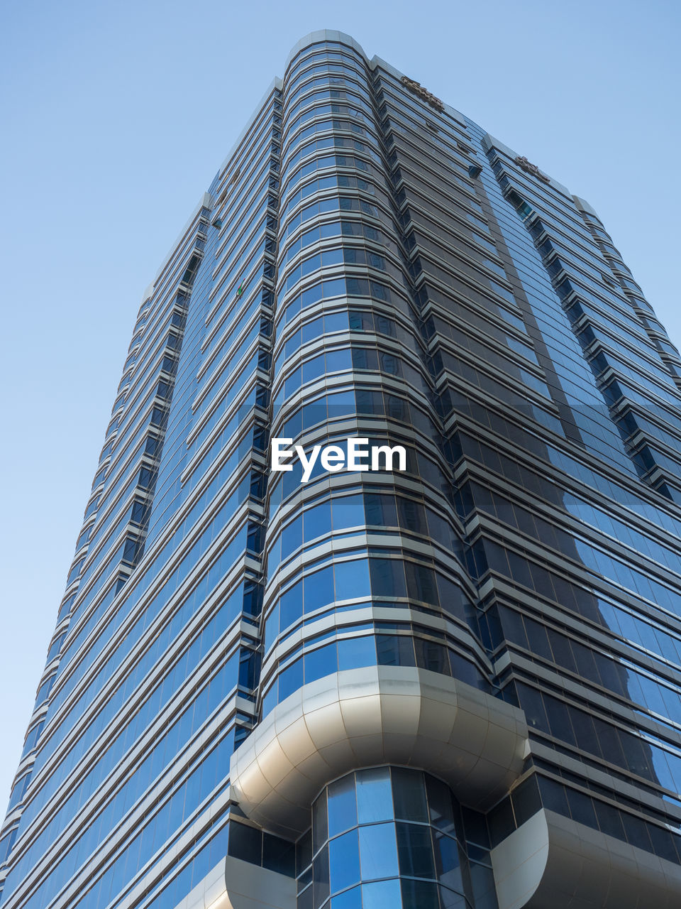 LOW ANGLE VIEW OF GLASS BUILDING AGAINST SKY