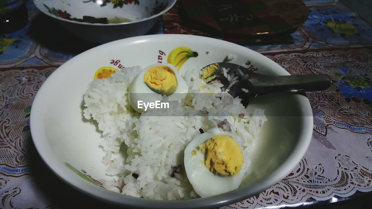 HIGH ANGLE VIEW OF BREAKFAST SERVED IN BOWL