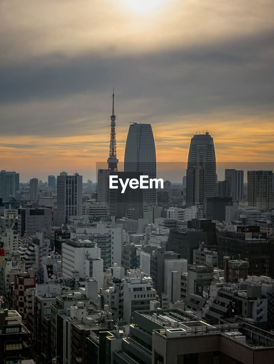 BUILDINGS IN CITY AGAINST CLOUDY SKY