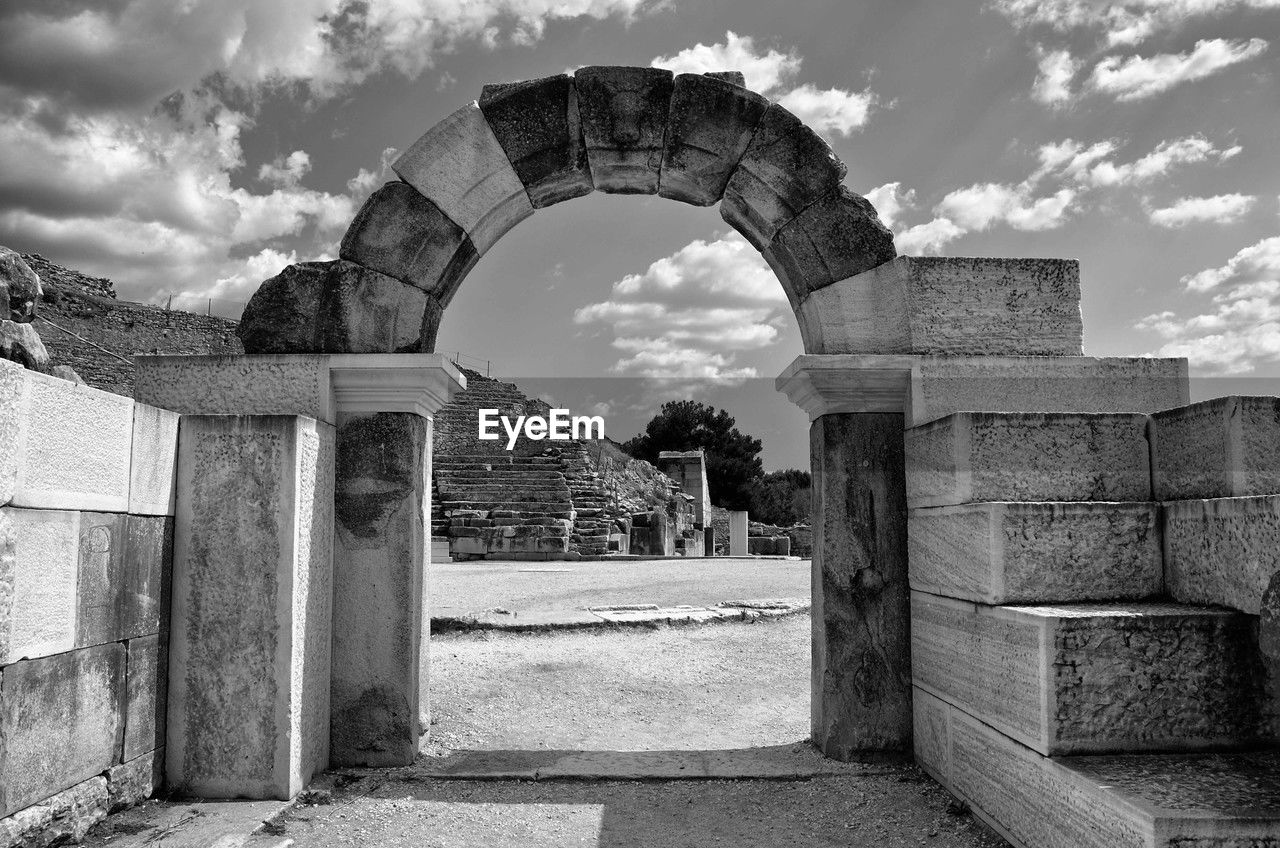 arch, architecture, ruins, sky, ancient history, black and white, cloud, history, built structure, black, monochrome, the past, monochrome photography, nature, white, ancient, no people, old ruin, rock, monument, day, old, stone material, outdoors, building exterior, travel destinations, temple, gate