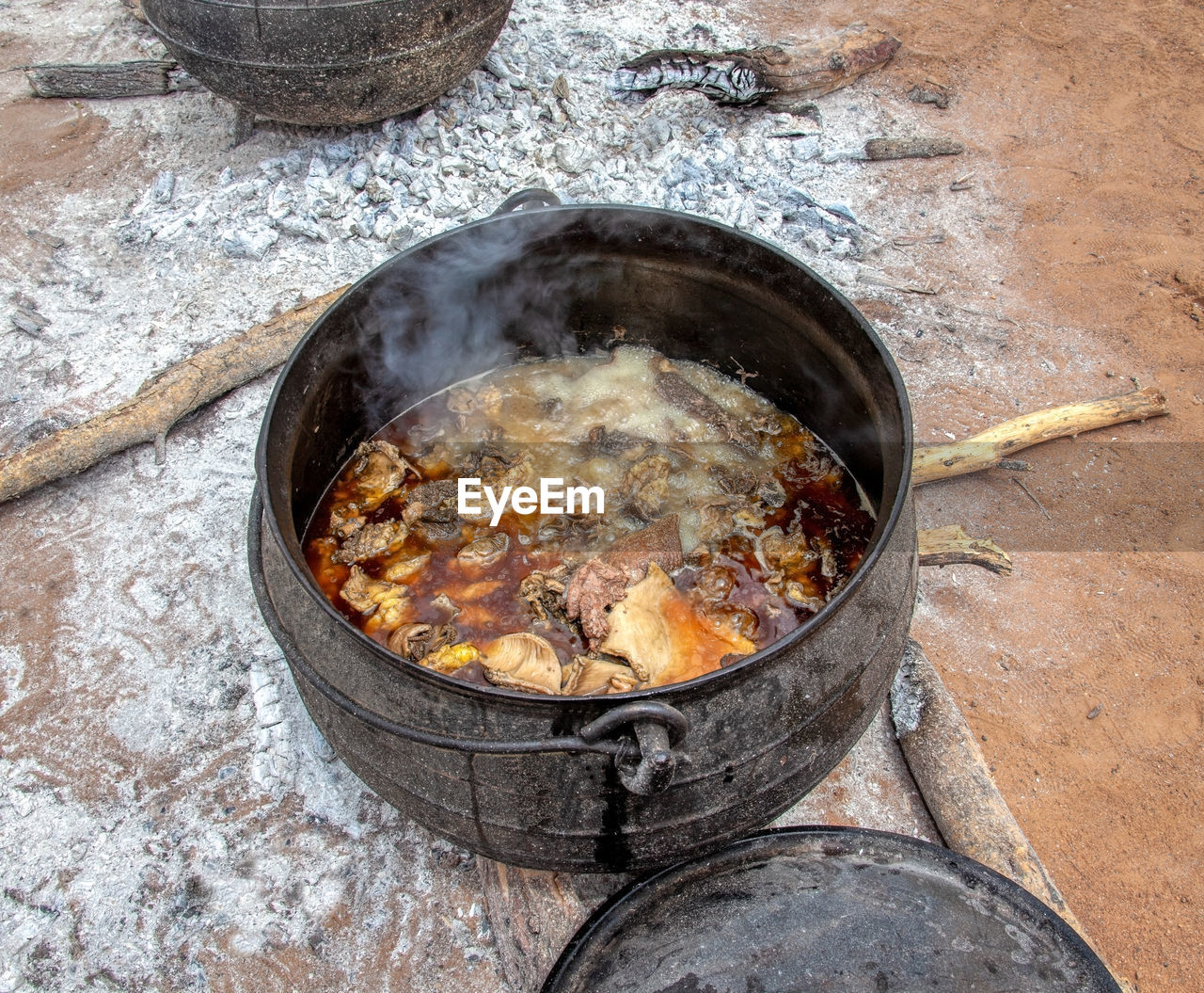 HIGH ANGLE VIEW OF MEAT COOKING ON BARBECUE GRILL