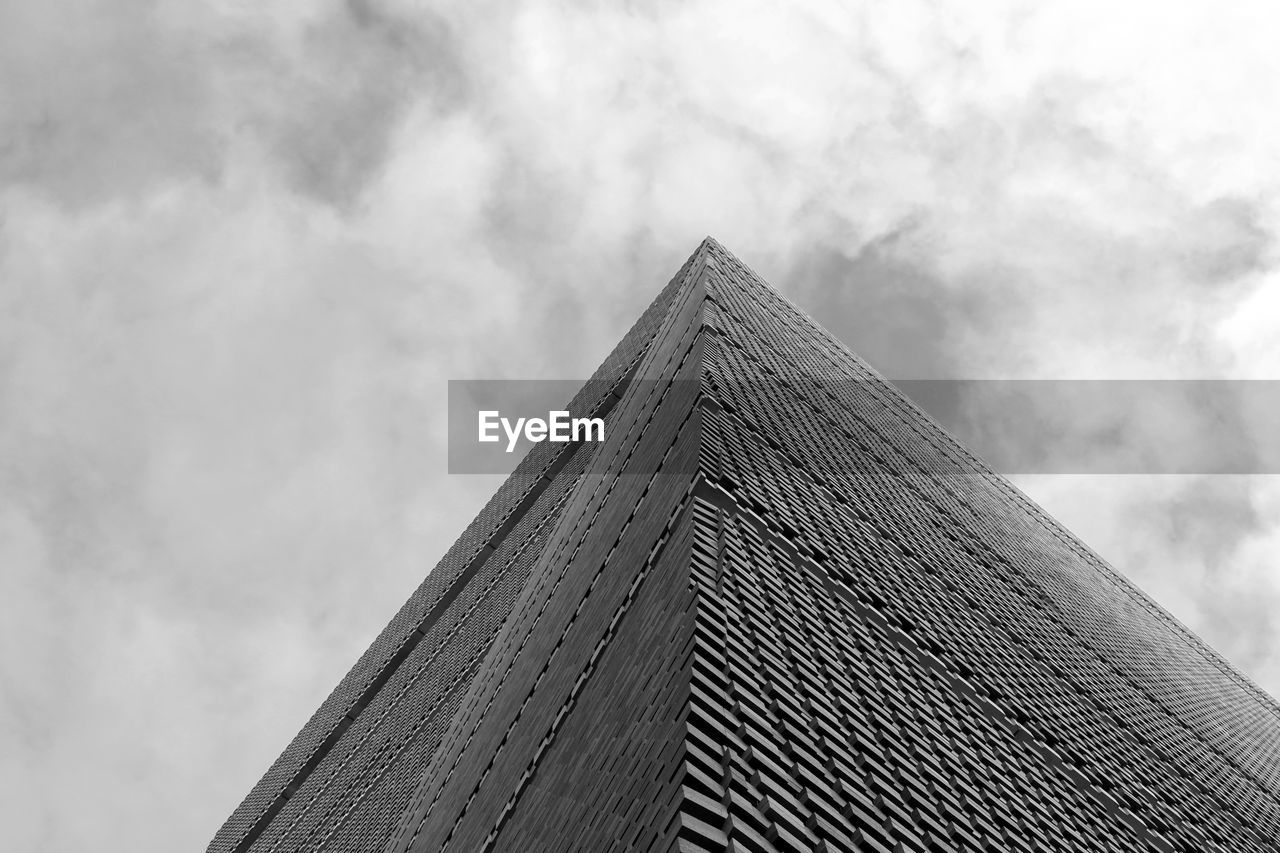 LOW ANGLE VIEW OF MODERN BUILDING AGAINST CLOUDY SKY