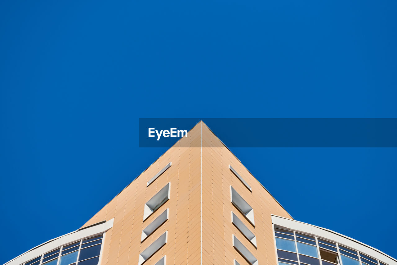 LOW ANGLE VIEW OF BUILDING AGAINST CLEAR SKY