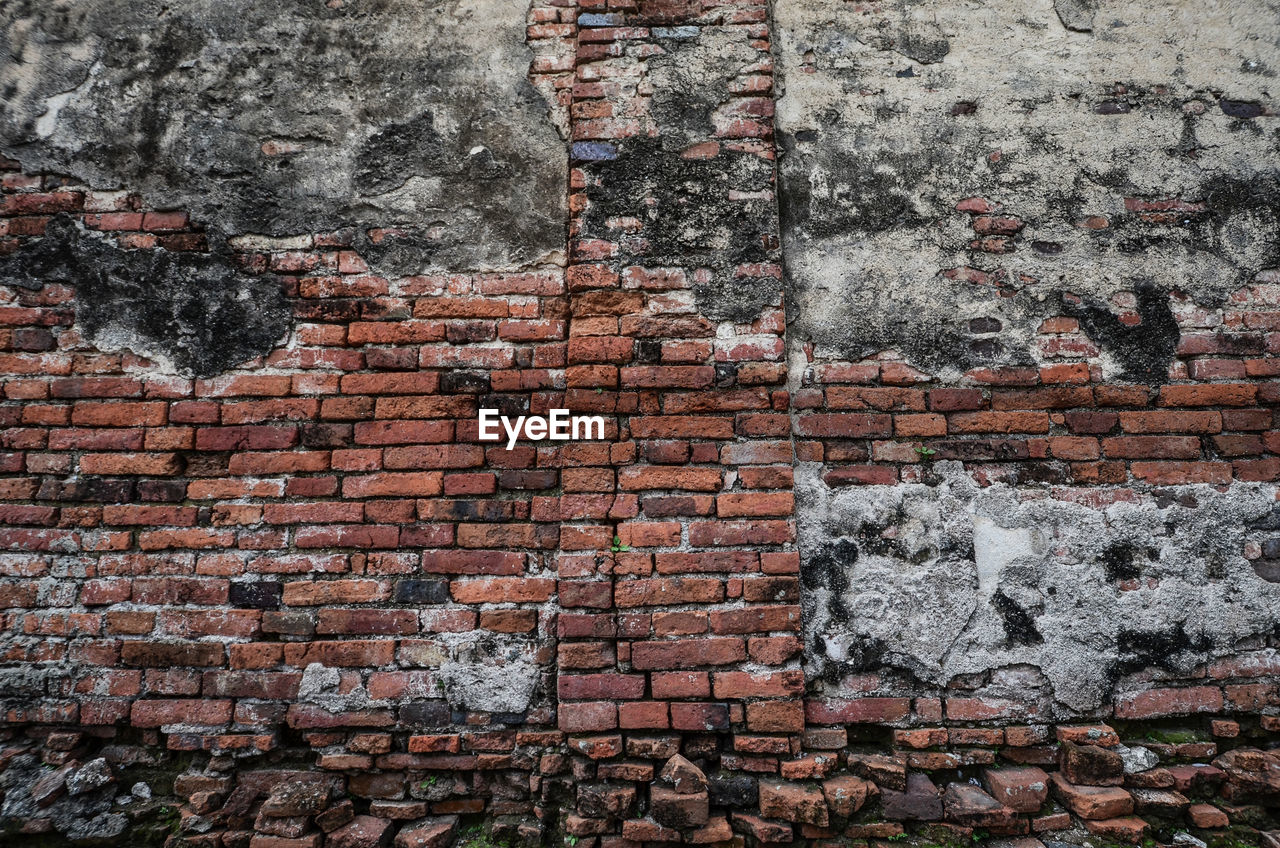 FULL FRAME SHOT OF WEATHERED BRICK WALL