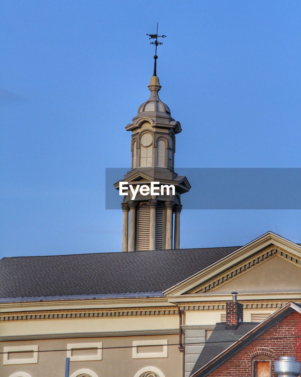 LOW ANGLE VIEW OF BUILDING AGAINST BLUE SKY