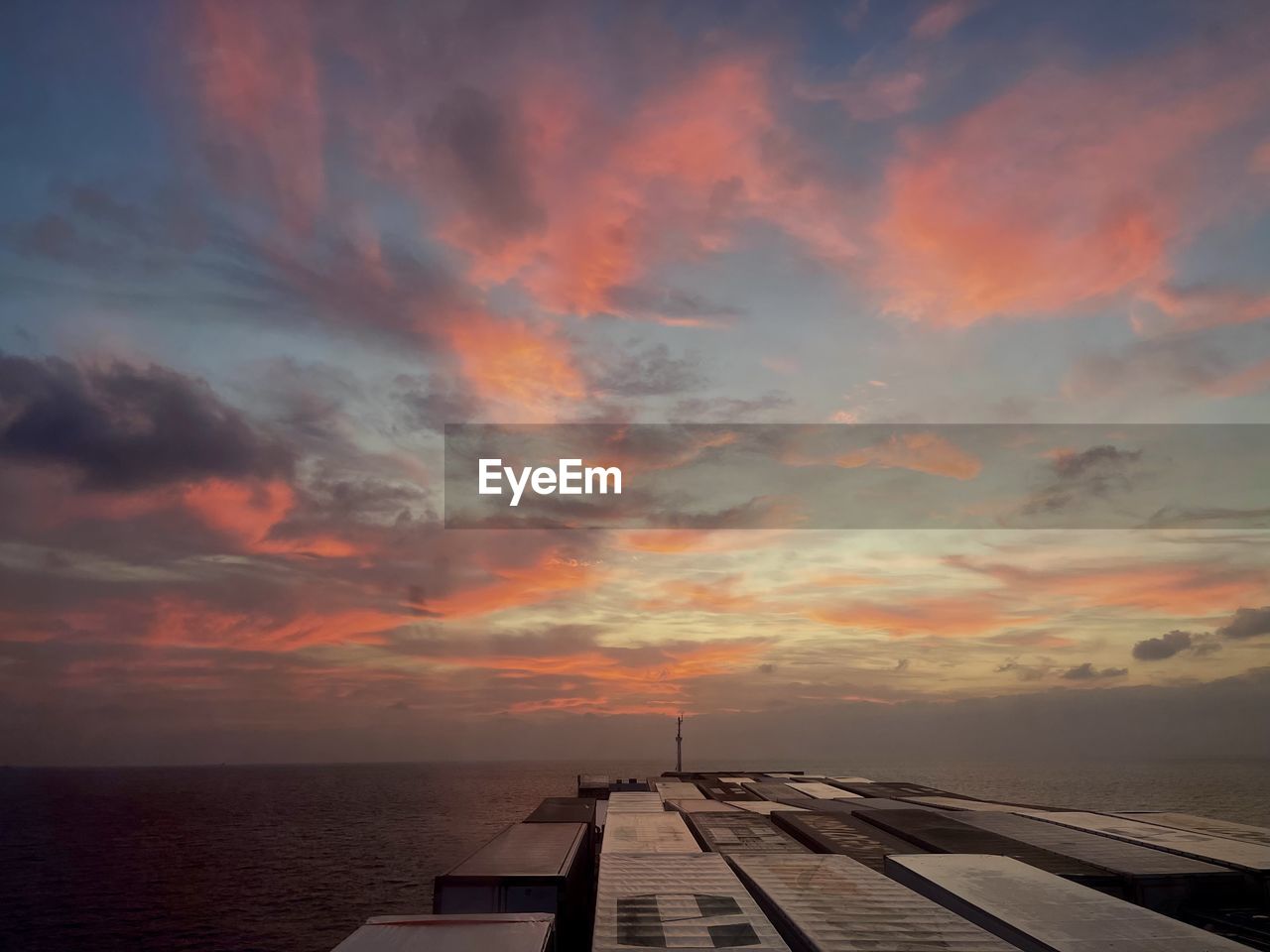 SCENIC VIEW OF DRAMATIC SKY OVER SEA