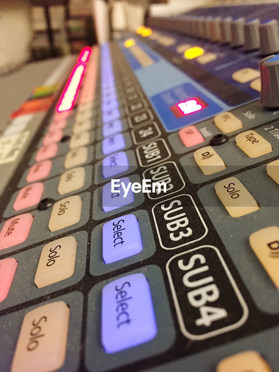 CLOSE-UP VIEW OF COMPUTER KEYBOARD