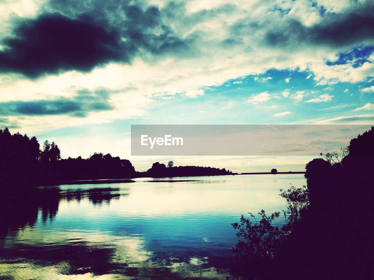 SCENIC VIEW OF RIVER AGAINST CLOUDY SKY