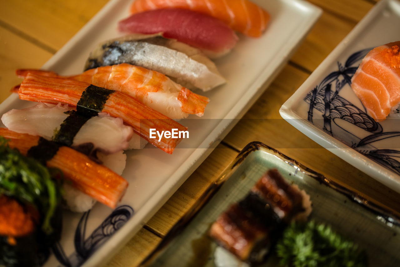 CLOSE-UP OF SUSHI IN PLATE