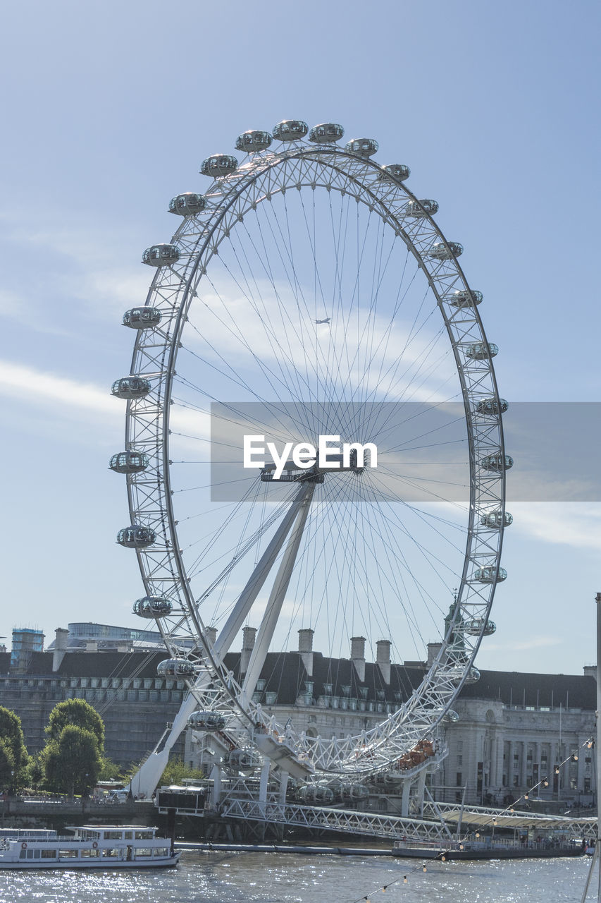 FERRIS WHEEL IN AMUSEMENT PARK