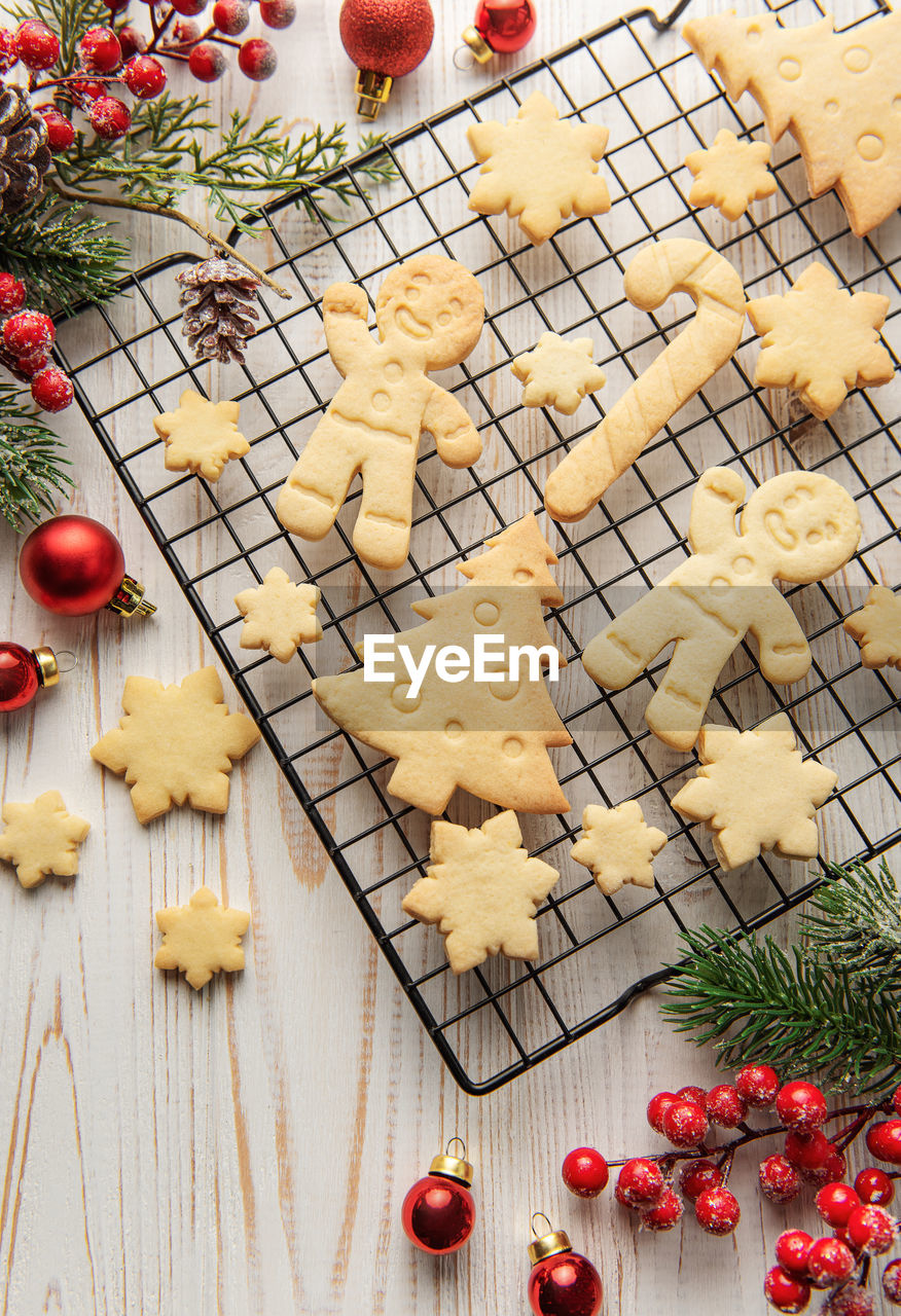 Tasty homemade christmas cookies. baked traditional gingerbread cookies and decorations.