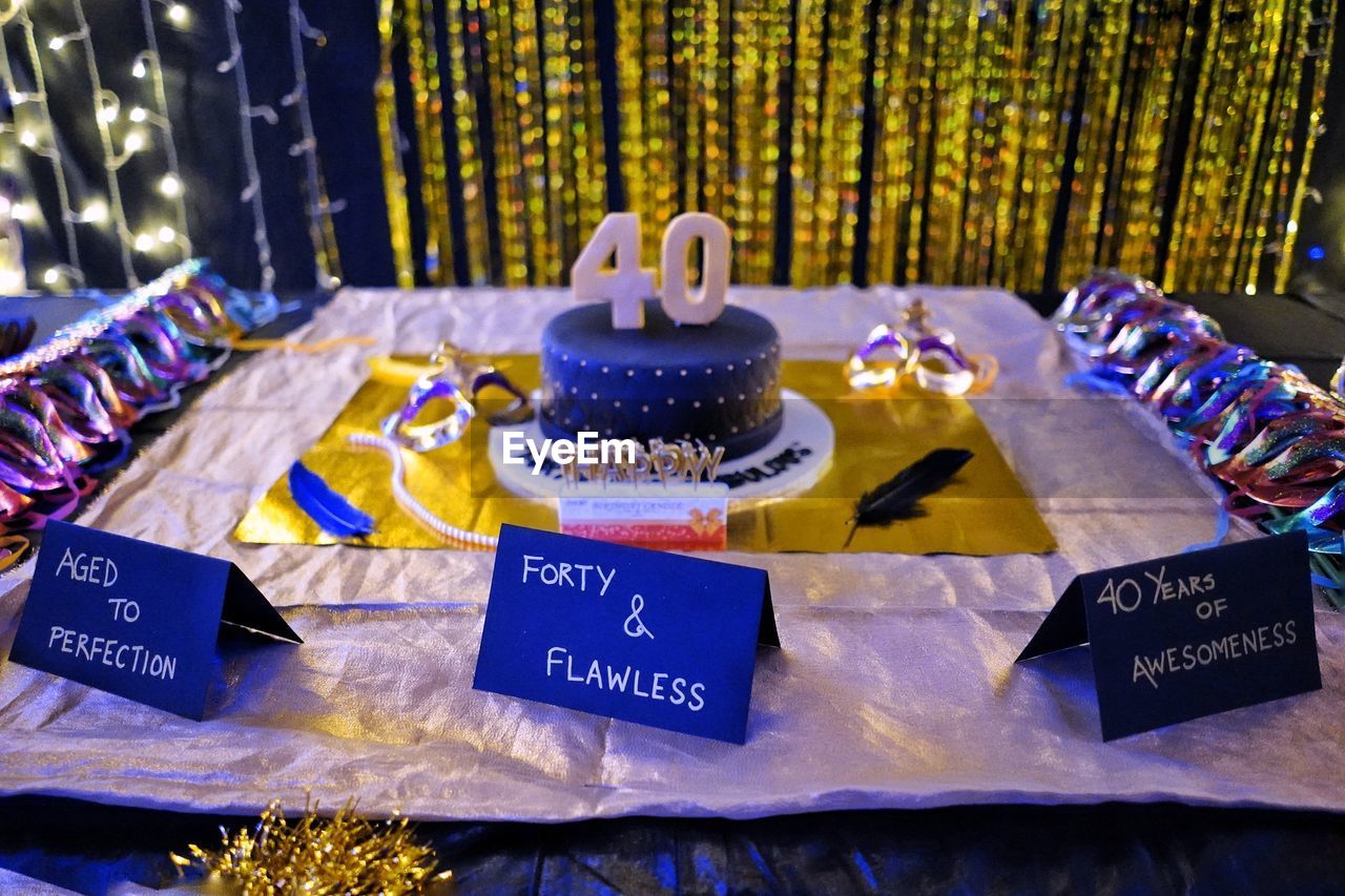 CLOSE-UP OF CHOCOLATE CAKE ON TABLE