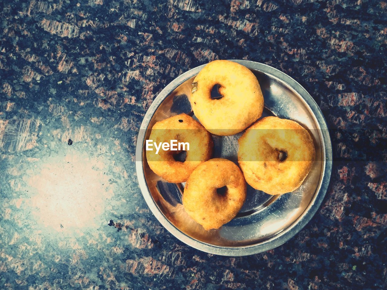 HIGH ANGLE VIEW OF FRUITS IN PLATE