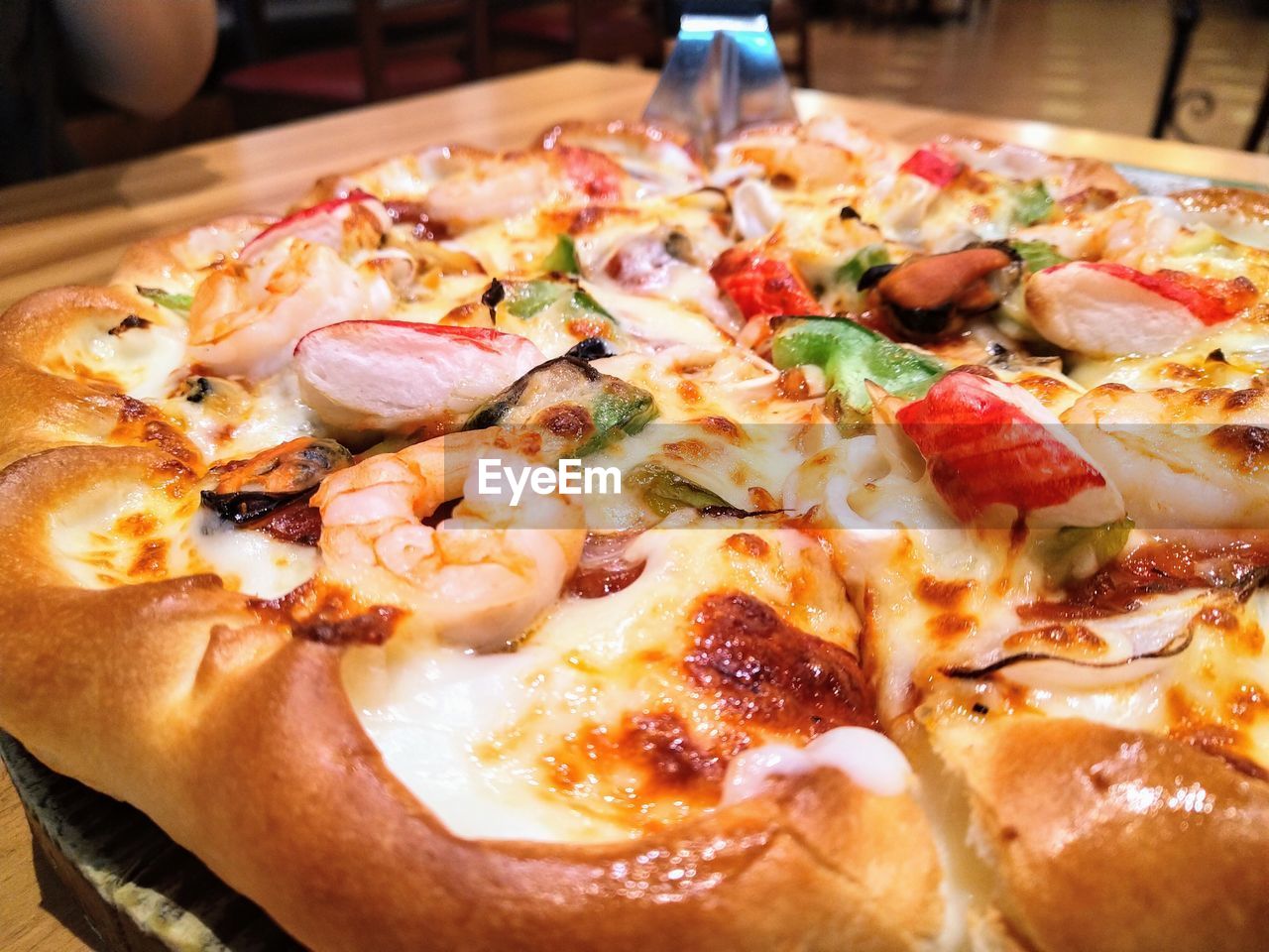 CLOSE-UP OF PIZZA ON PLATE