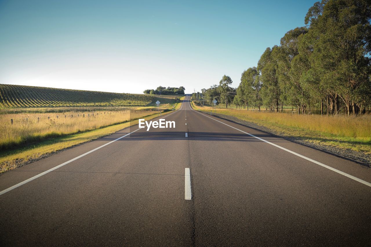 Diminishing perspective of empty road against sky