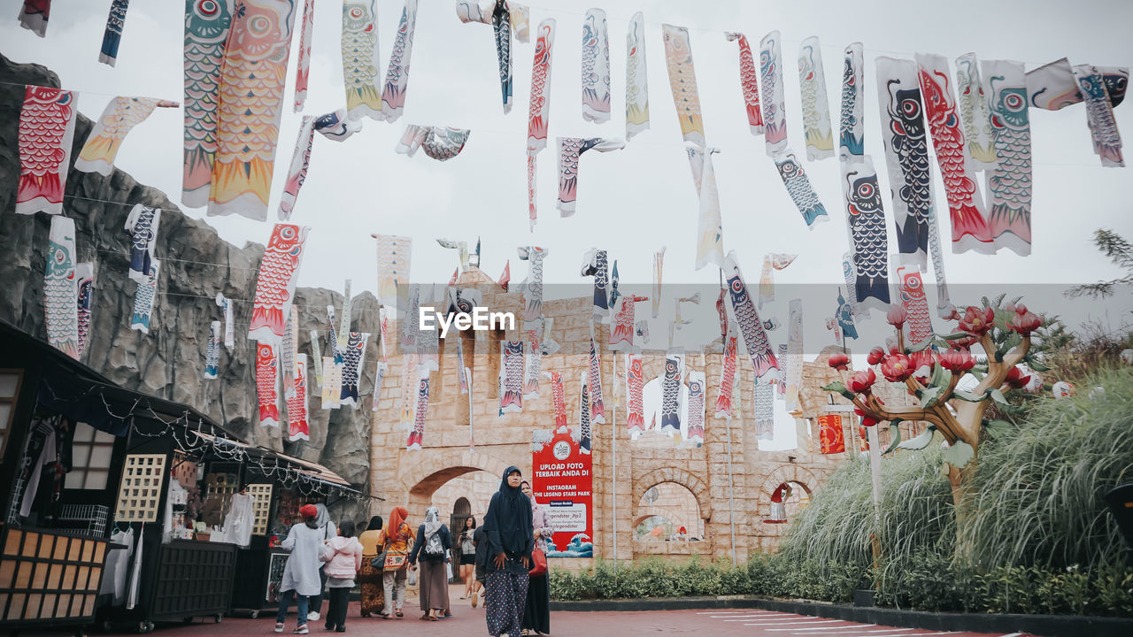 PANORAMIC VIEW OF MARKET FOR SALE AT STREET