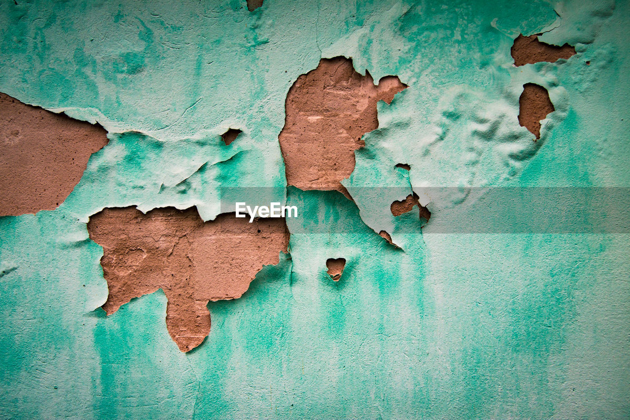 FULL FRAME SHOT OF WEATHERED WALL WITH METAL