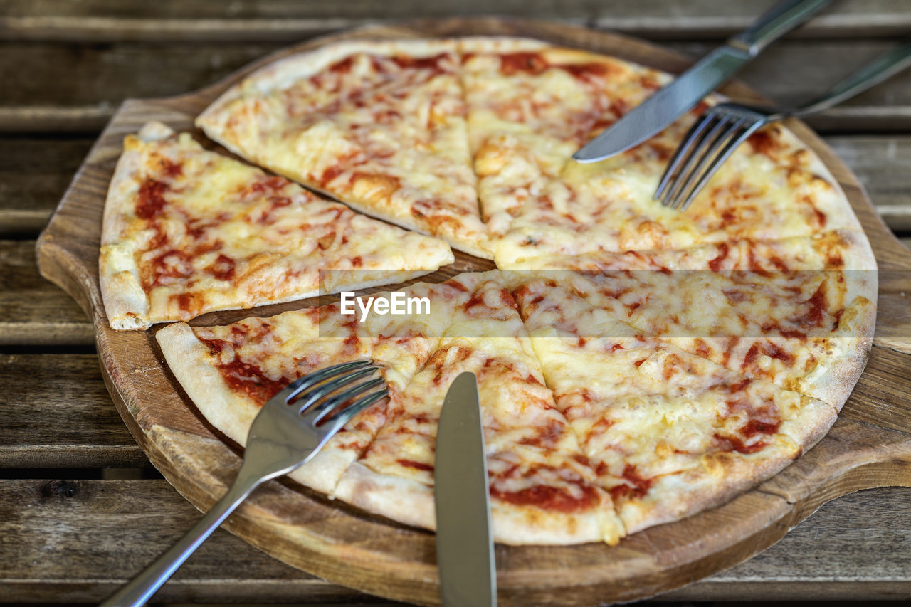 CLOSE-UP OF PIZZA ON TABLE