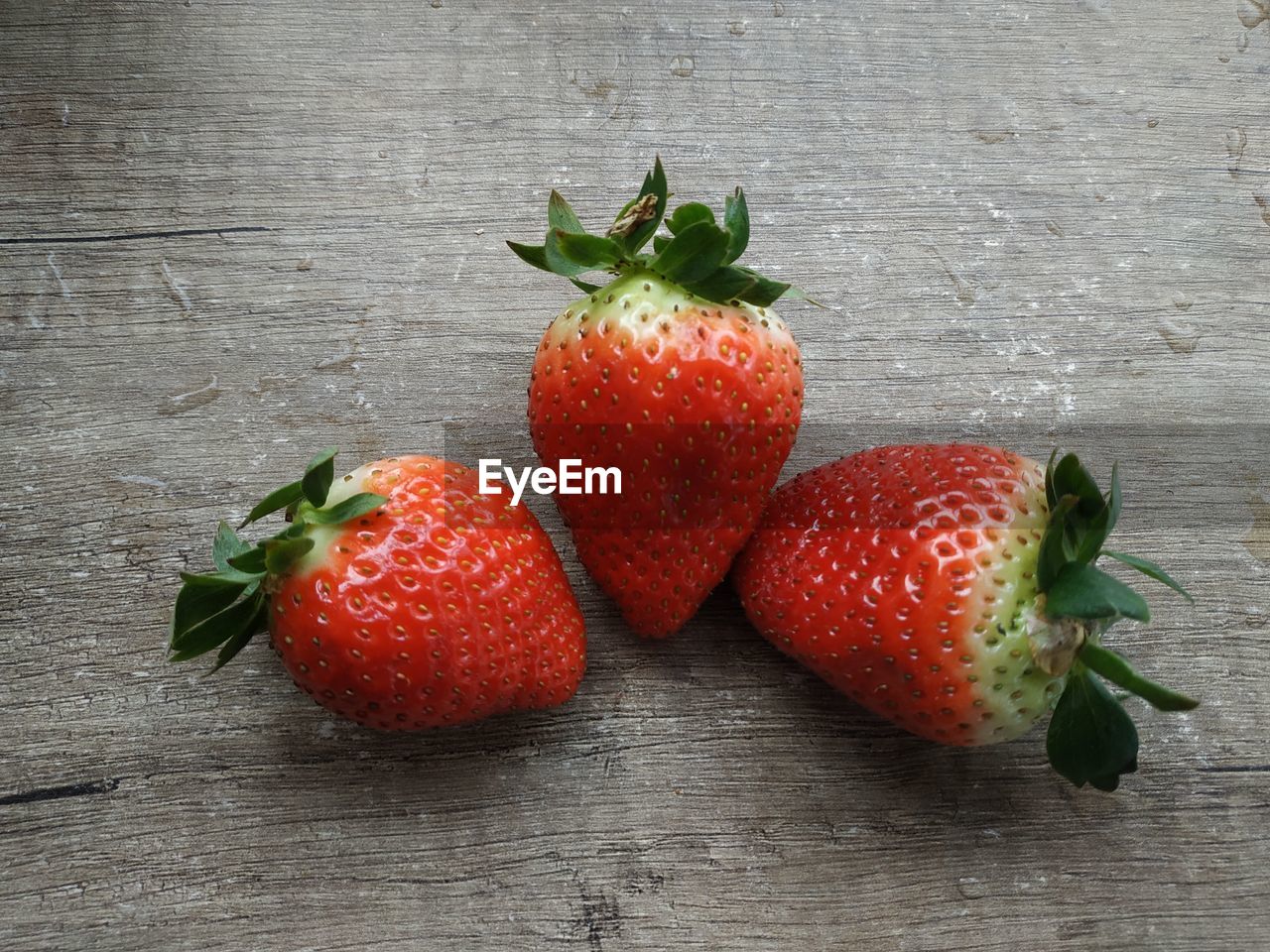 HIGH ANGLE VIEW OF STRAWBERRY ON TABLE