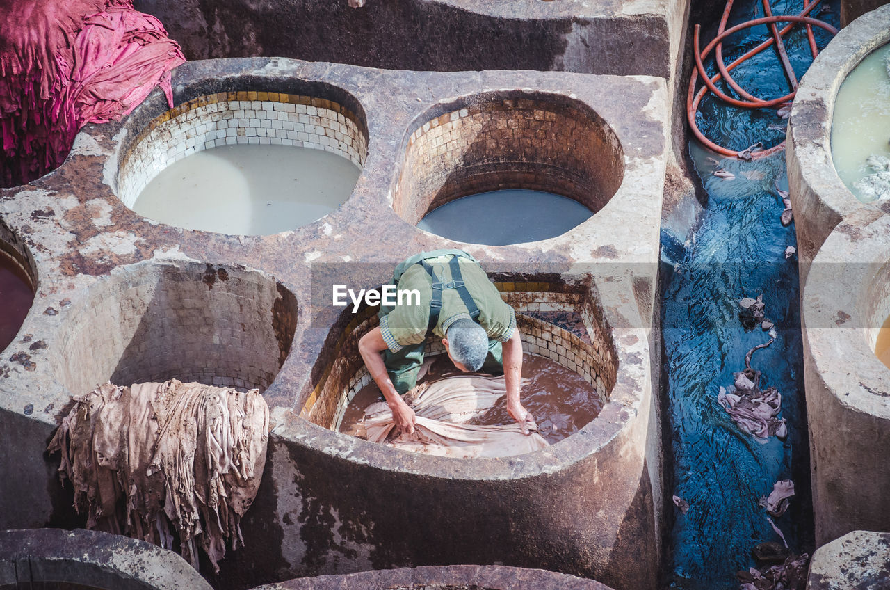 HIGH ANGLE VIEW OF CLOTHES ON WALL WITH WATER