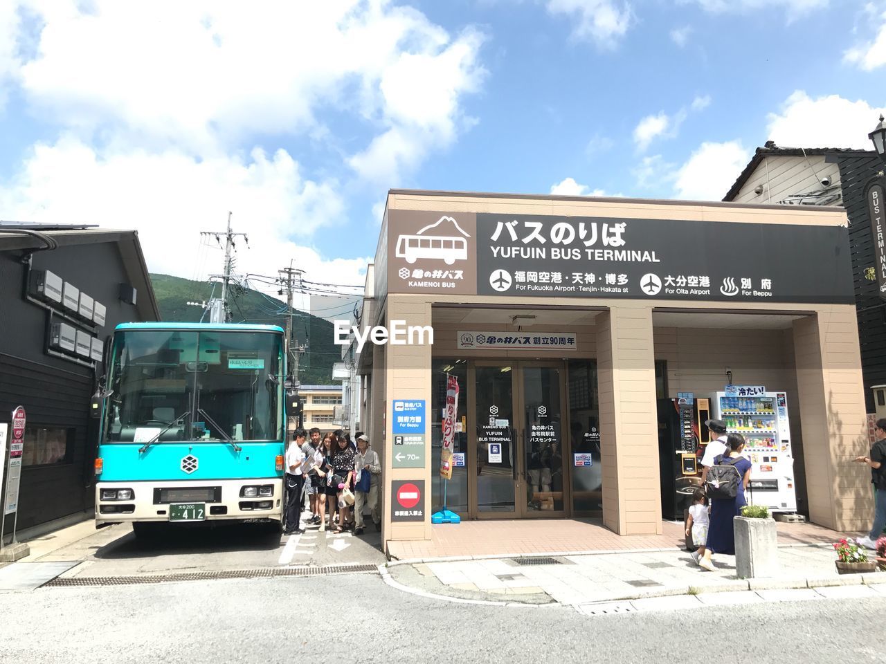 PEOPLE IN FRONT OF BUILDING