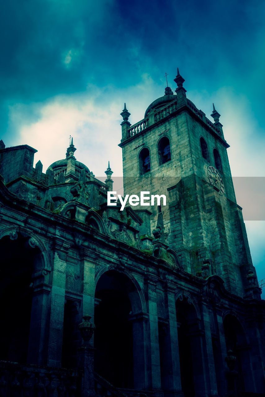 LOW ANGLE VIEW OF HISTORIC BUILDING AGAINST SKY