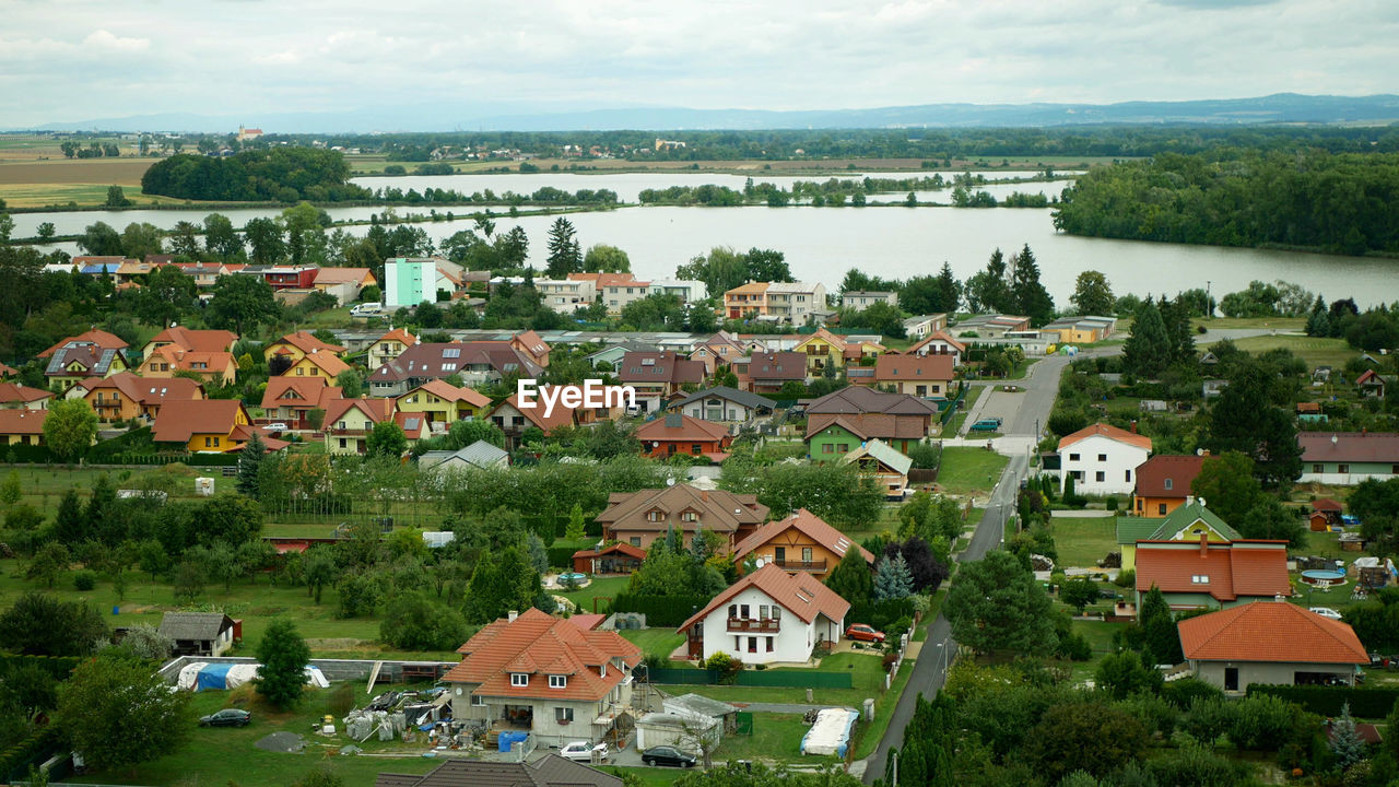 HIGH ANGLE VIEW OF TOWNSCAPE AND BUILDINGS IN CITY