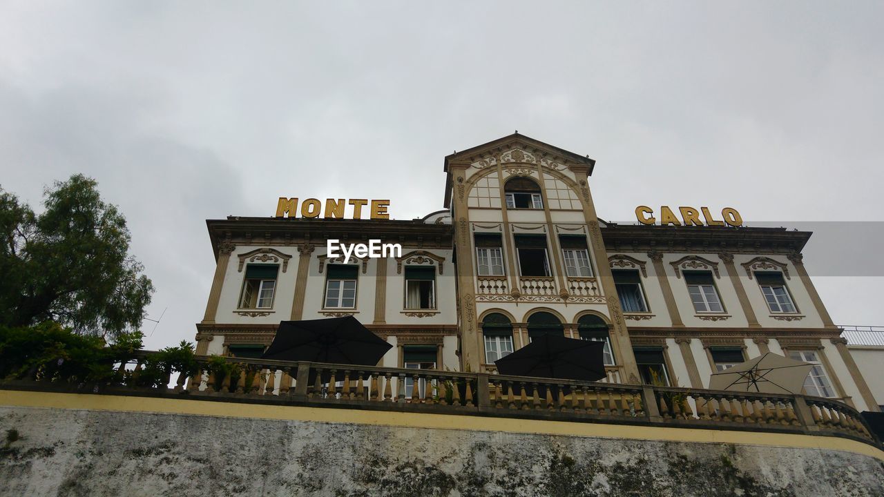 LOW ANGLE VIEW OF BUILDING AGAINST THE SKY