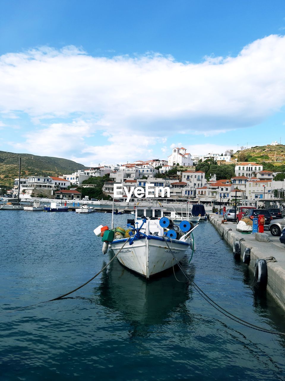 BOATS MOORED ON SEA AGAINST BUILDINGS IN CITY