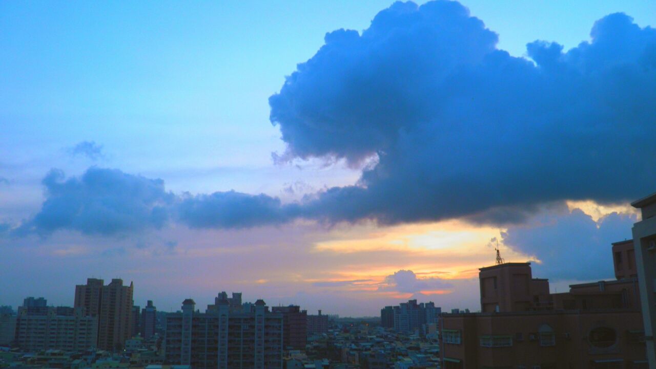 VIEW OF CITYSCAPE AT SUNSET