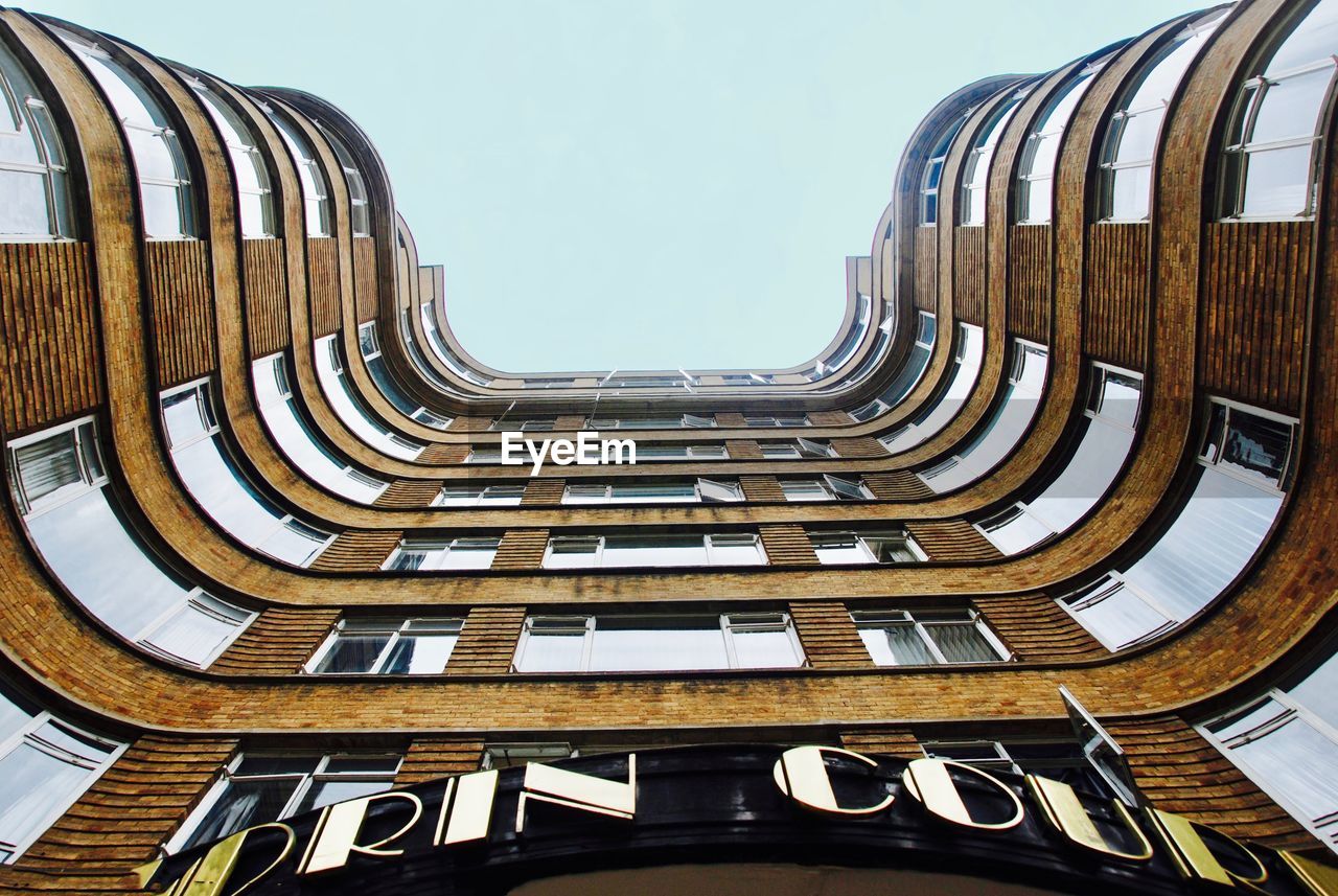 LOW ANGLE VIEW OF MODERN BUILDING AGAINST SKY