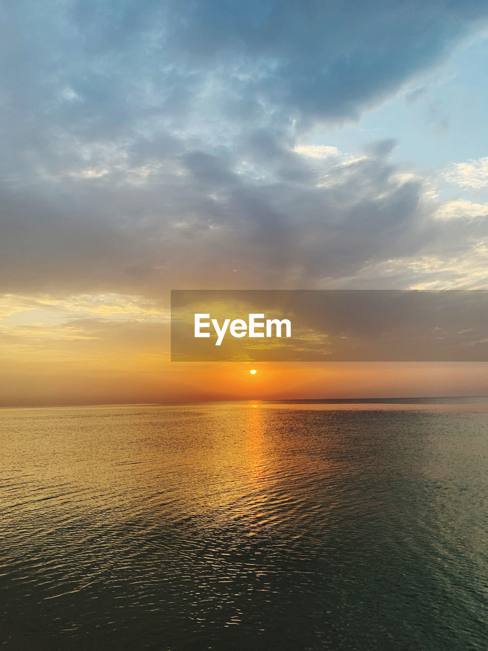 SCENIC VIEW OF SEASCAPE AGAINST SKY DURING SUNSET