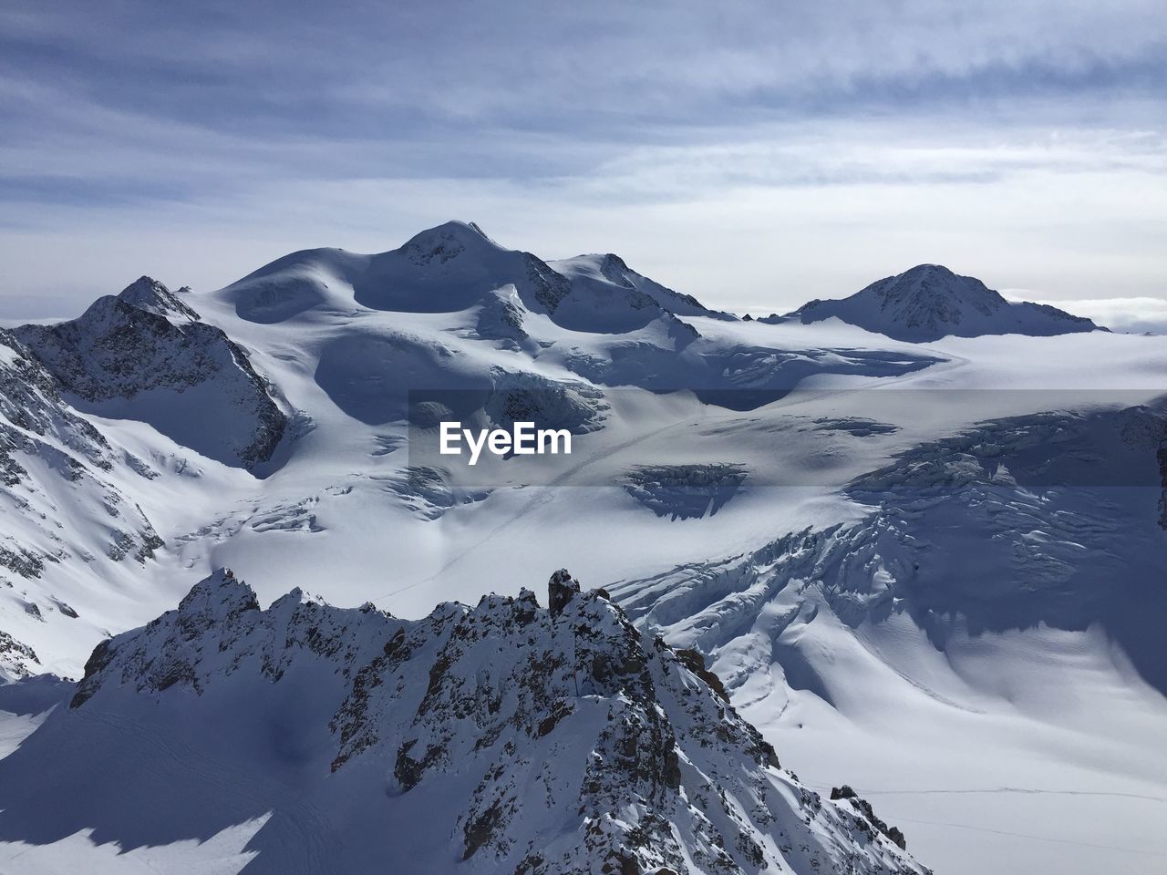 PANORAMIC VIEW OF SNOWCAPPED MOUNTAINS AGAINST SKY