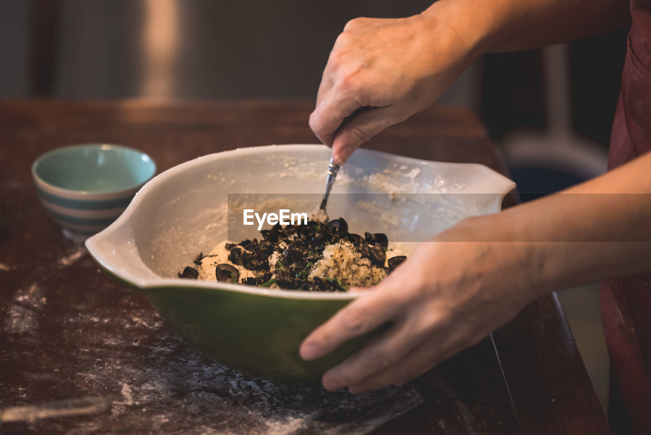 MIDSECTION OF PERSON PREPARING FOOD