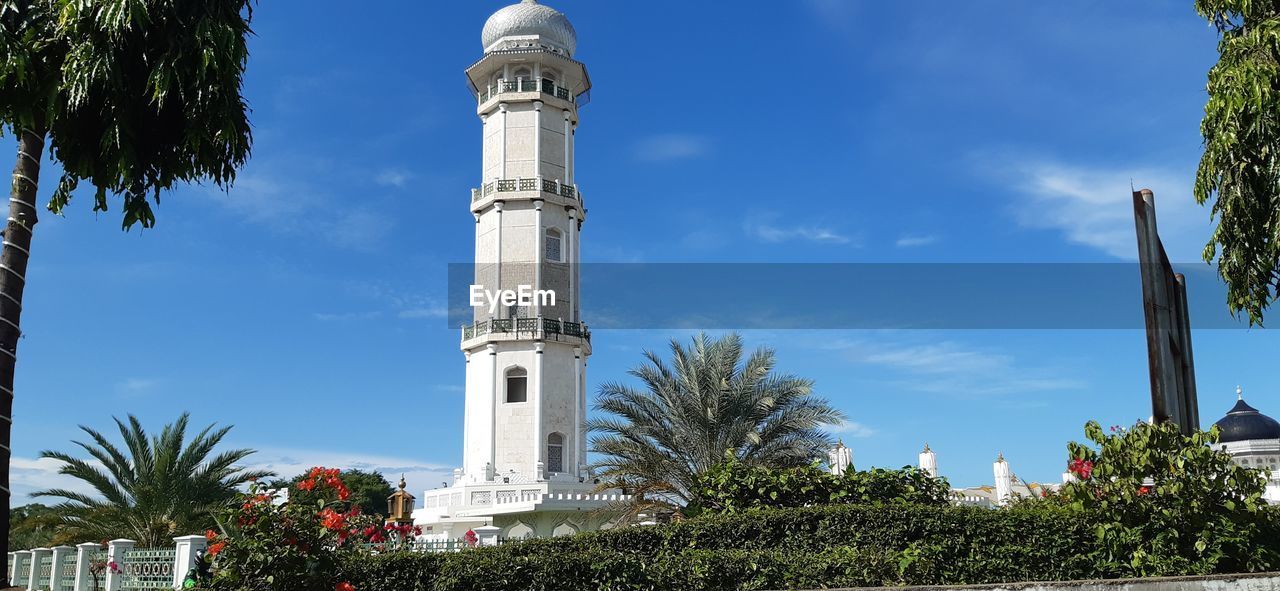 LOW ANGLE VIEW OF A TOWER OF A BUILDING