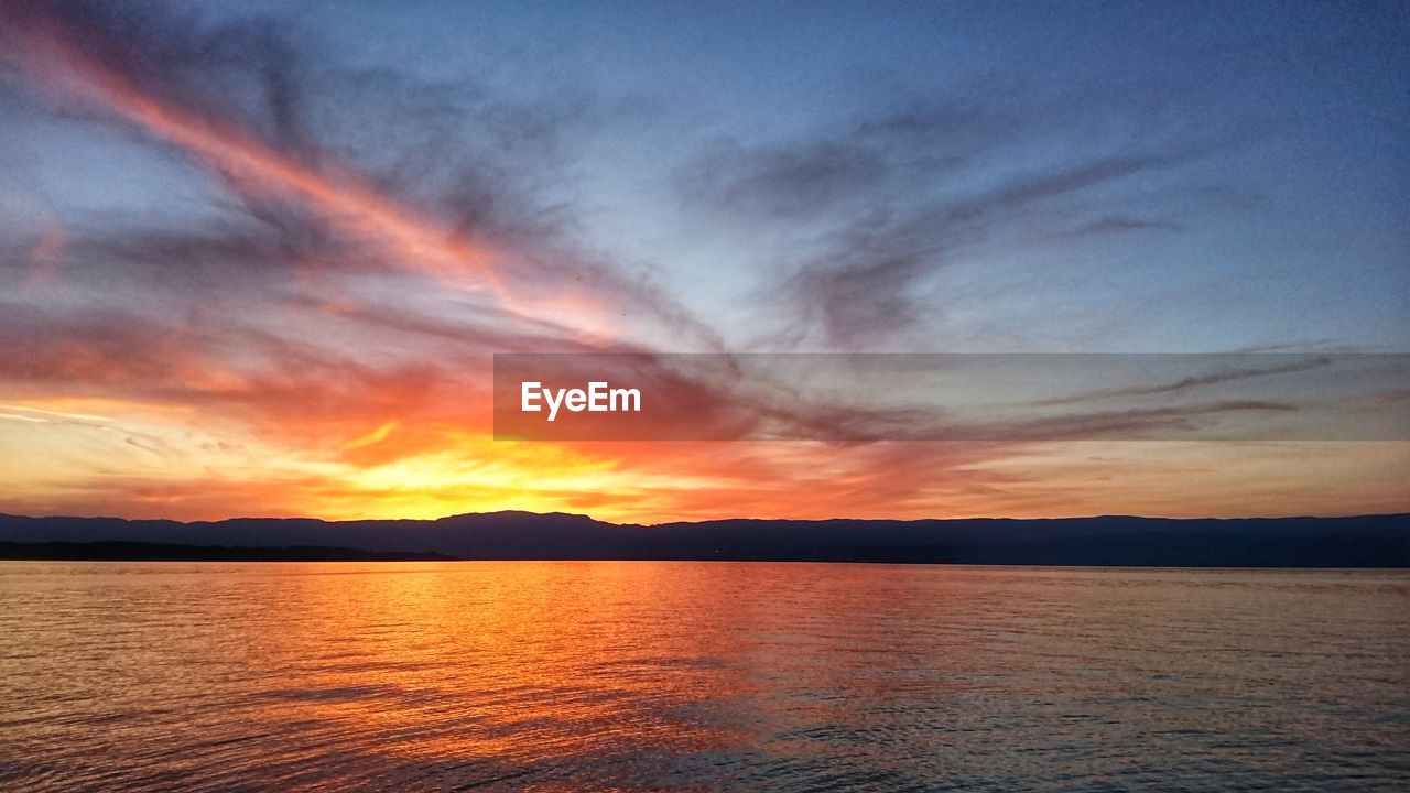 SCENIC VIEW OF DRAMATIC SKY OVER SEA