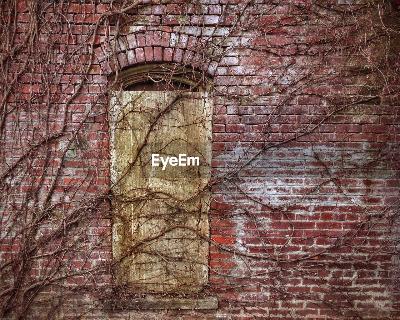 CLOSE-UP OF STONE WALL