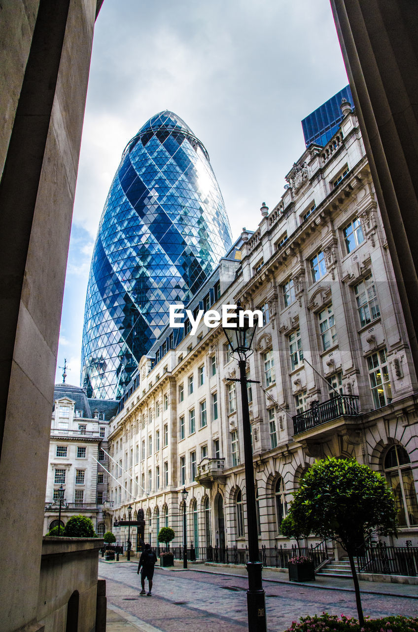 LOW ANGLE VIEW OF BUILDINGS AGAINST SKY